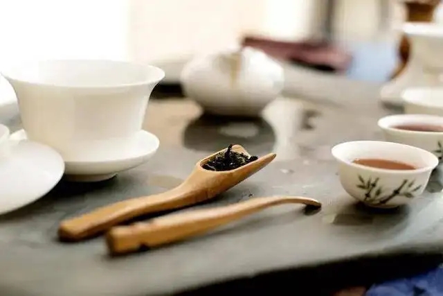 為什么有時(shí)喝茶嗓子會(huì)發(fā)干？